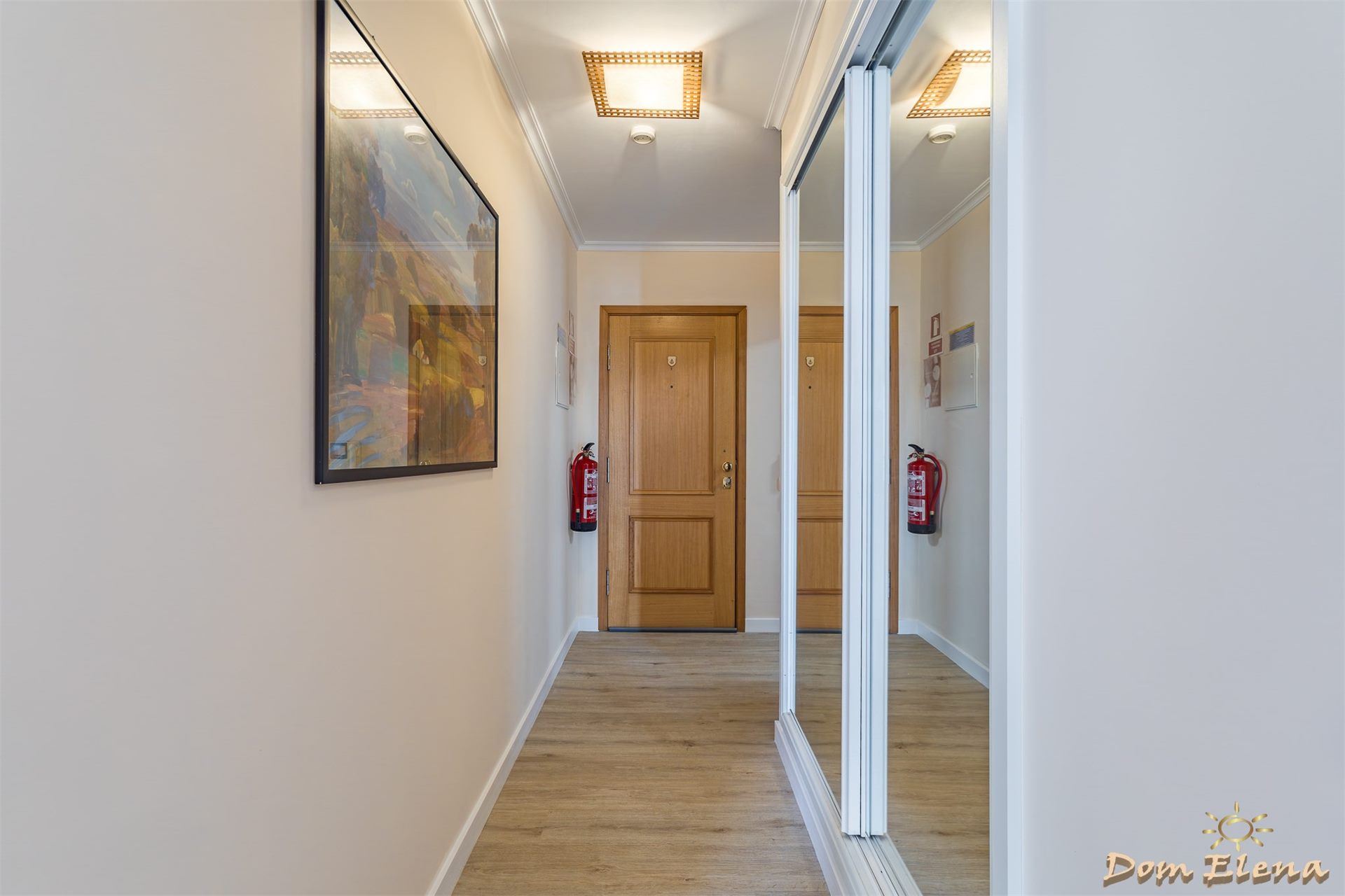 Corridoio d'ingresso con armadio a specchio appartamento Dom Elena