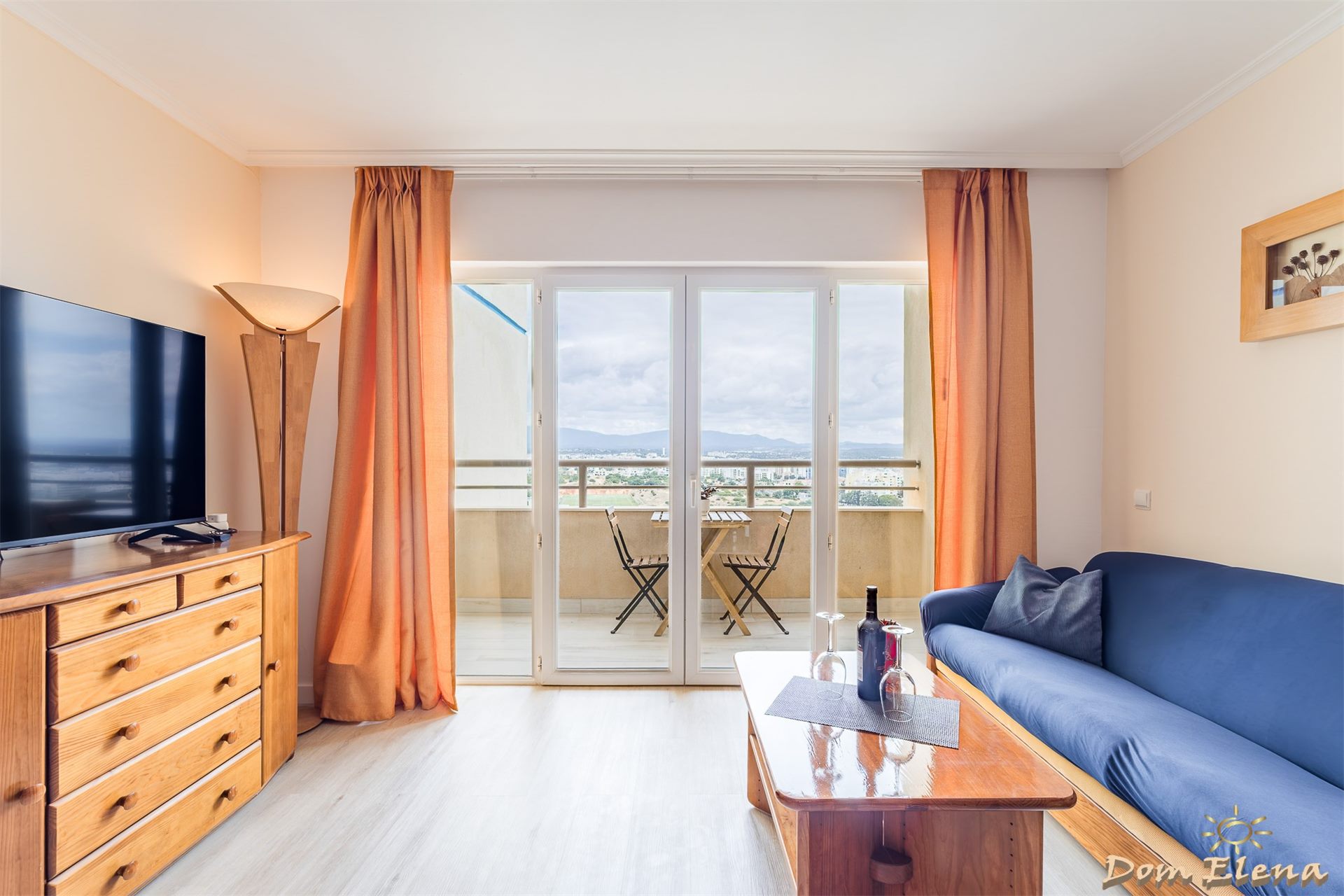 Salotto con Smart TV e accesso al balcone appartamento Algarve