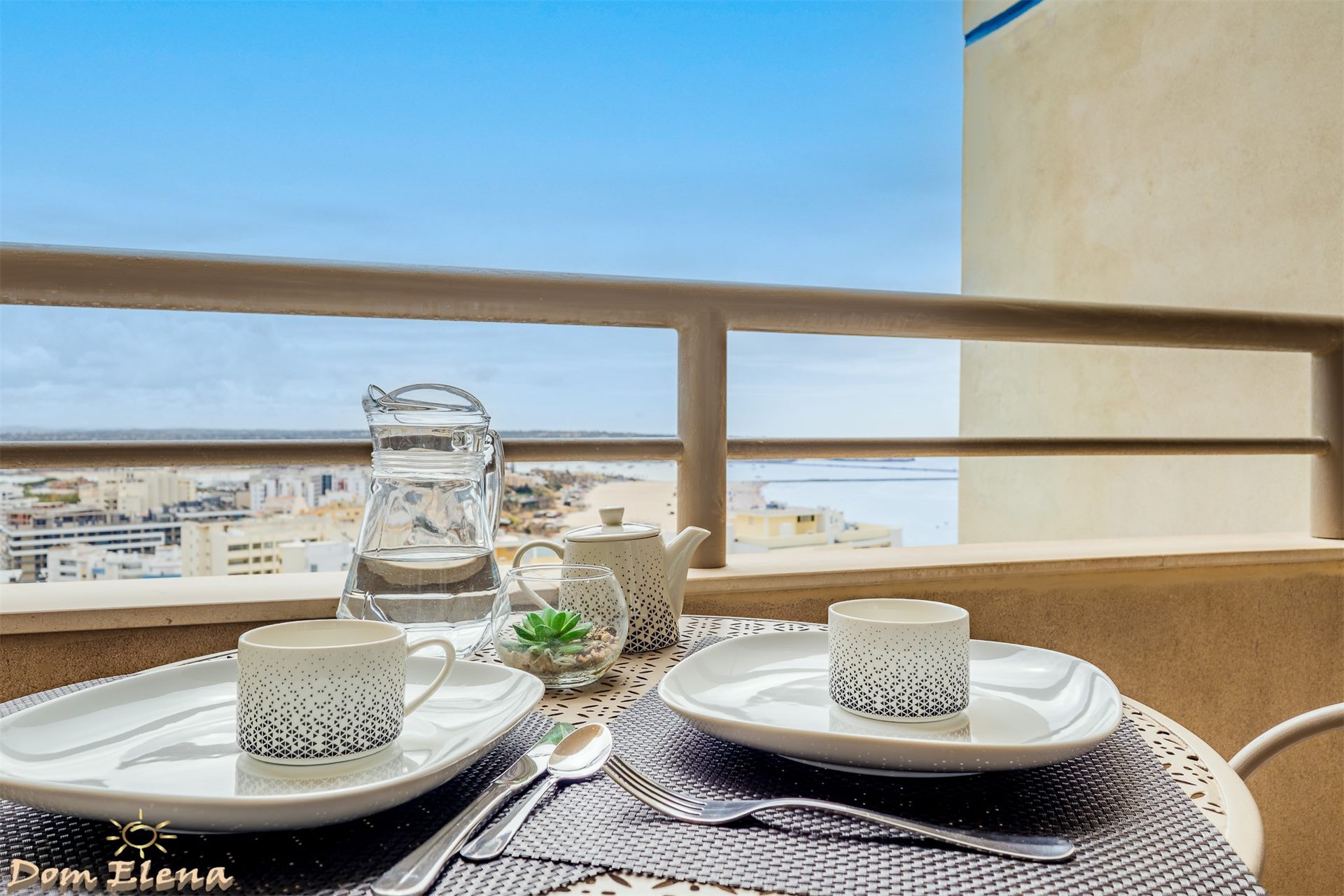 Colazione sul balcone vista mare appartamento Dom Elena Praia da Rocha