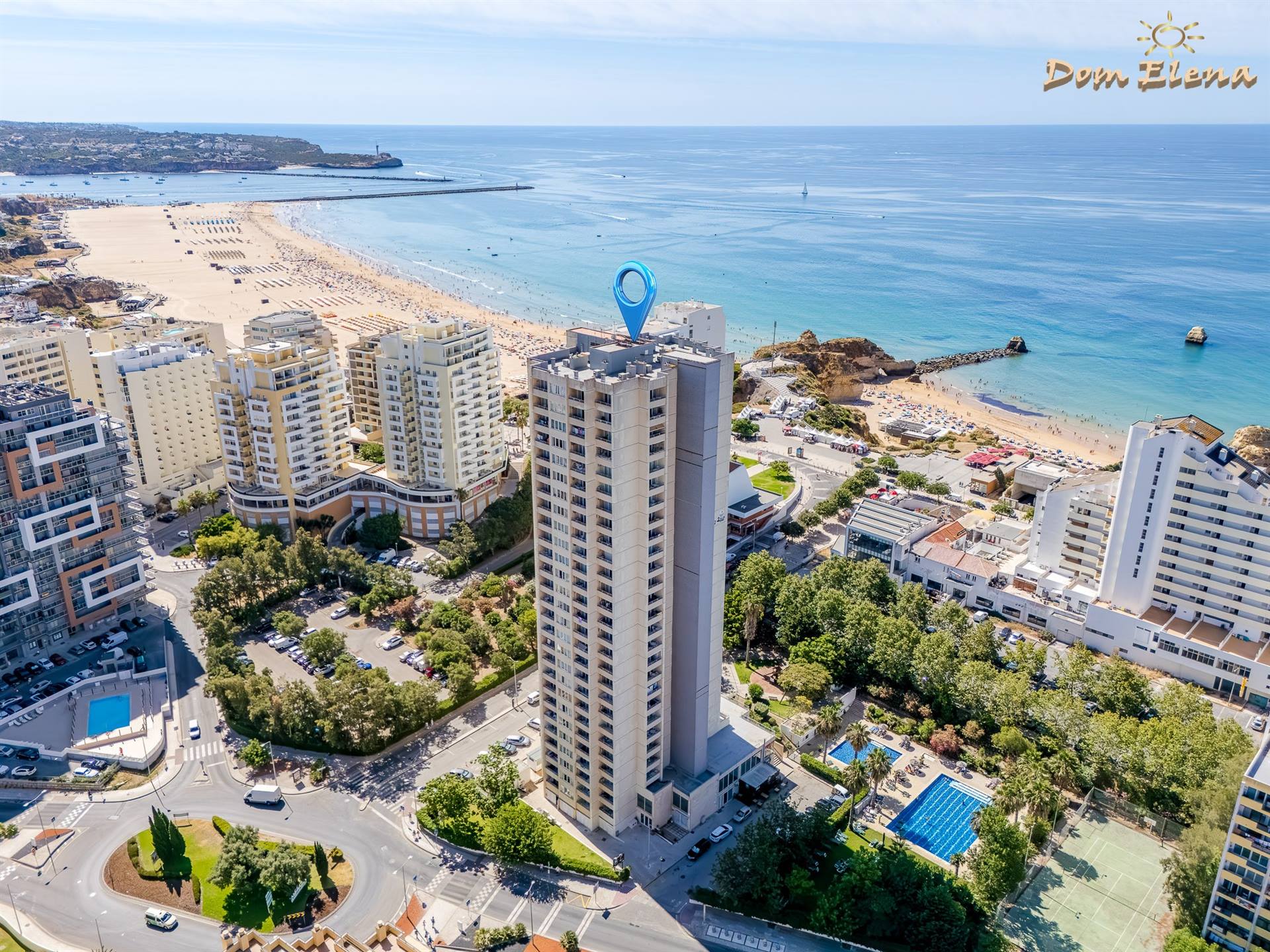 Vista aerea del grattacielo Jardins da Rocha e della spiaggia di Praia da Rocha