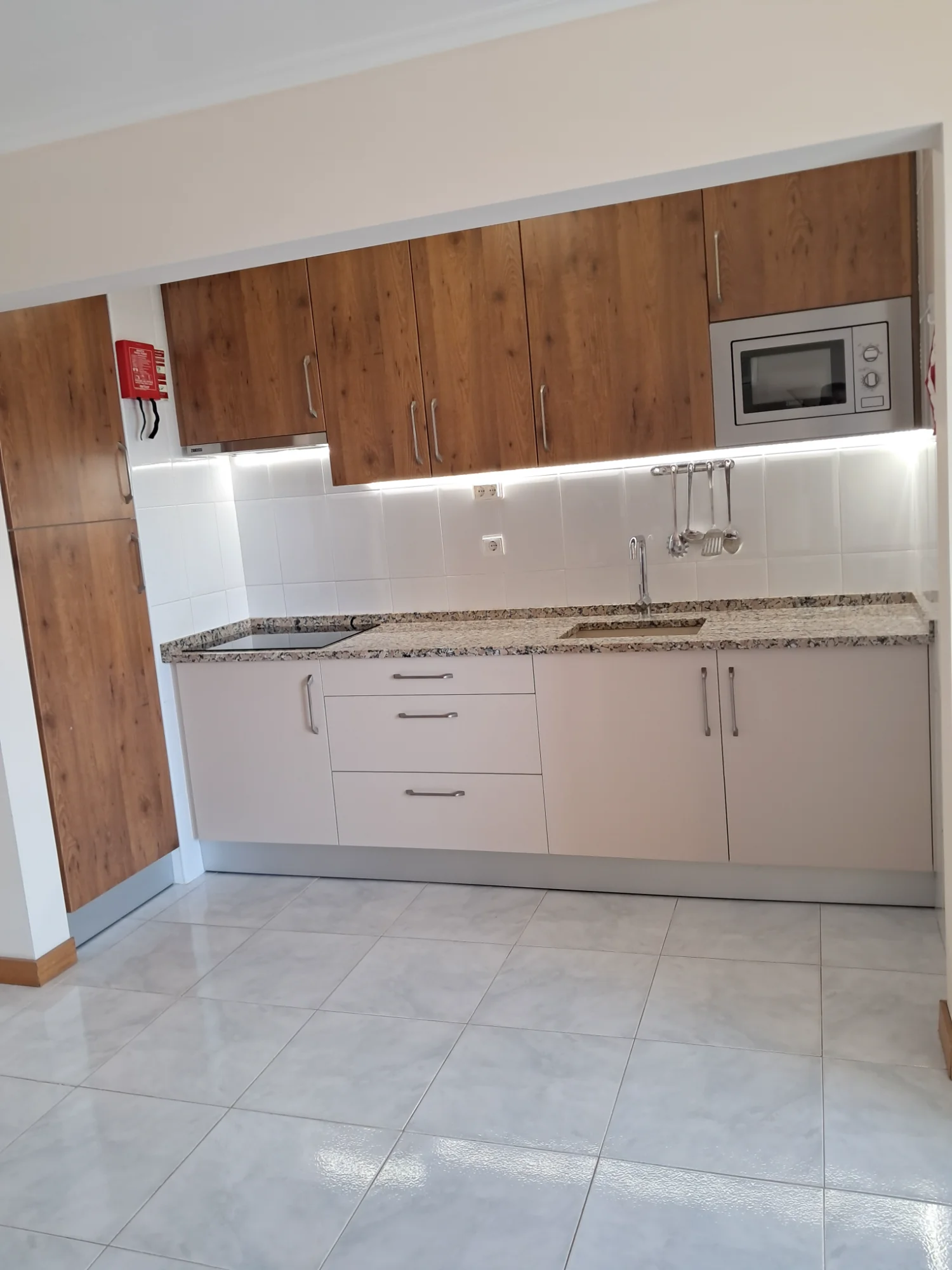 Cucina attrezzata moderna appartamento vacanze Algarve